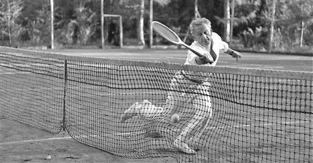 Szent-Györgyi Albert teniszezik
